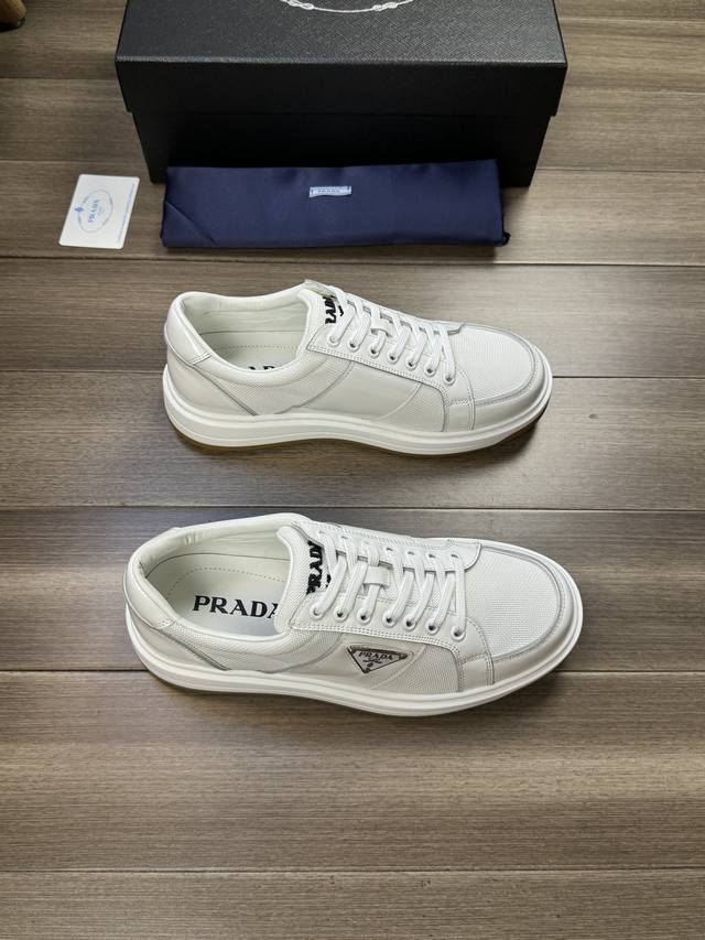 Prada 普拉达 -高端品质 原单 -鞋面：开边珠小牛皮、品牌高丝光帆布、鞋身车缝品牌金属logo扣件 -内里：水染牛皮 -大底：超轻tpu发泡 橡胶；双色成